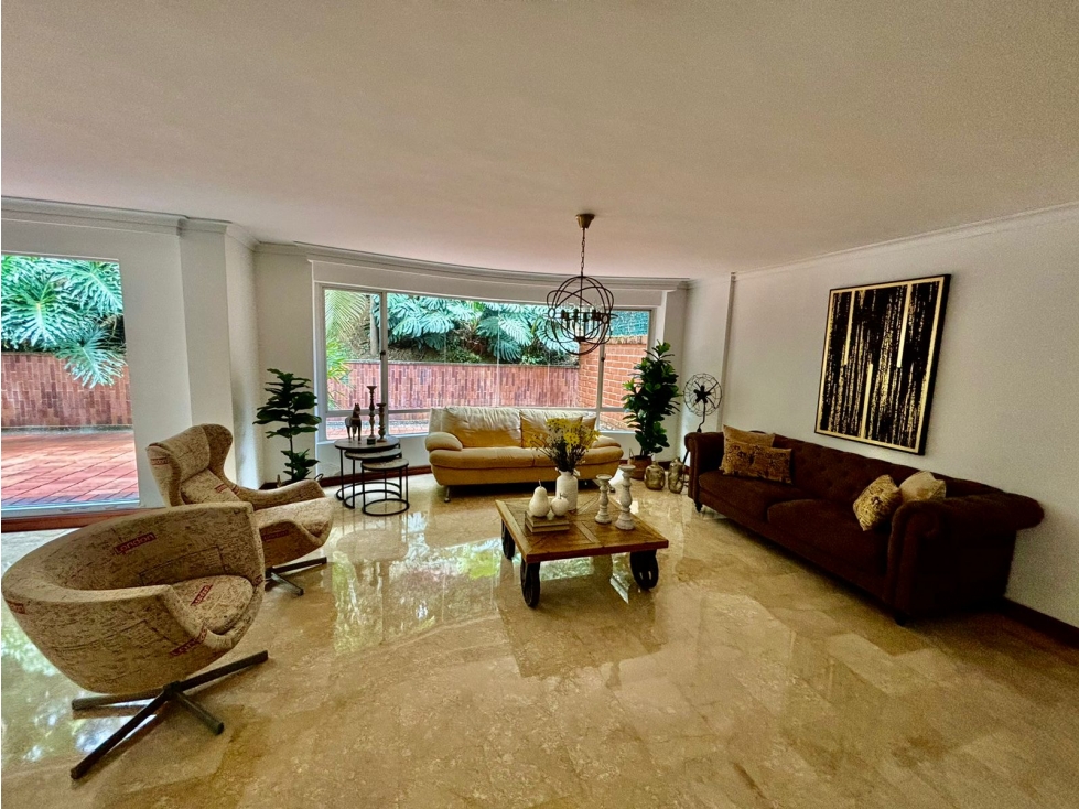 Casa de dos niveles en venta en El Poblado sector San Lucas — foto 3