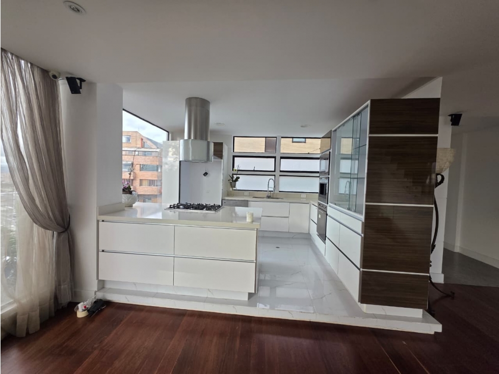 Casa de tres niveles en venta/arriendo en Usaquén, Bosque de Pinos — foto 3