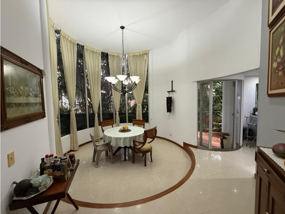 Casa de tres niveles en venta en Sabaneta, San José — foto 3