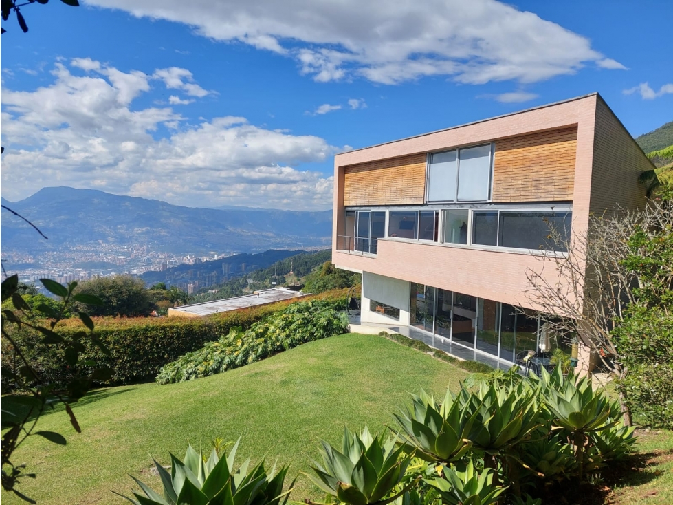 Casa rodeada de verde en El Poblado