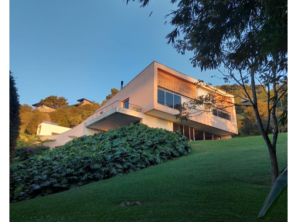 Casa rodeada de verde en El Poblado — foto 2