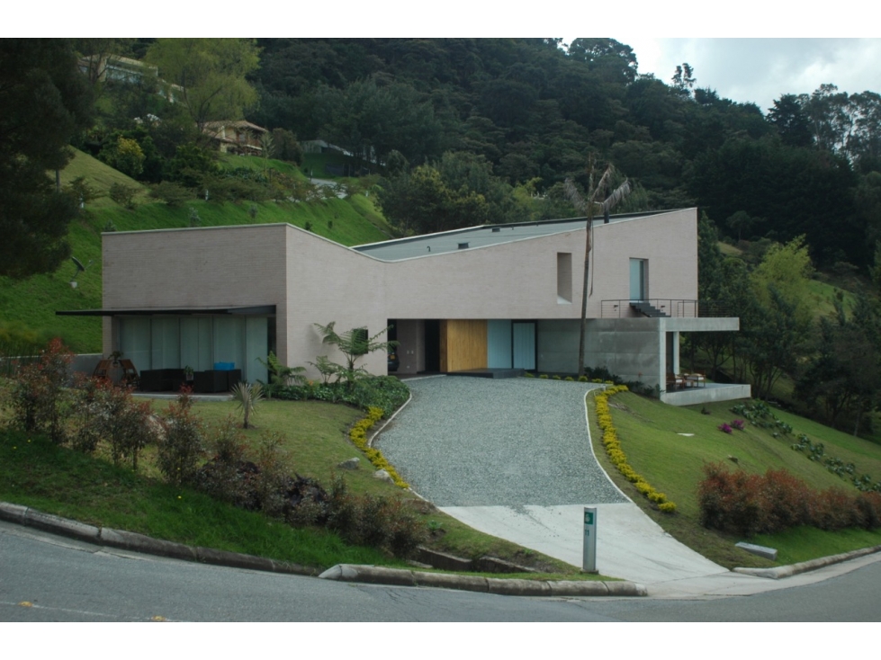 Casa rodeada de verde en El Poblado — foto 3