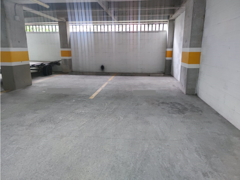 Parqueadero en edificio en venta en El Poblado - 5