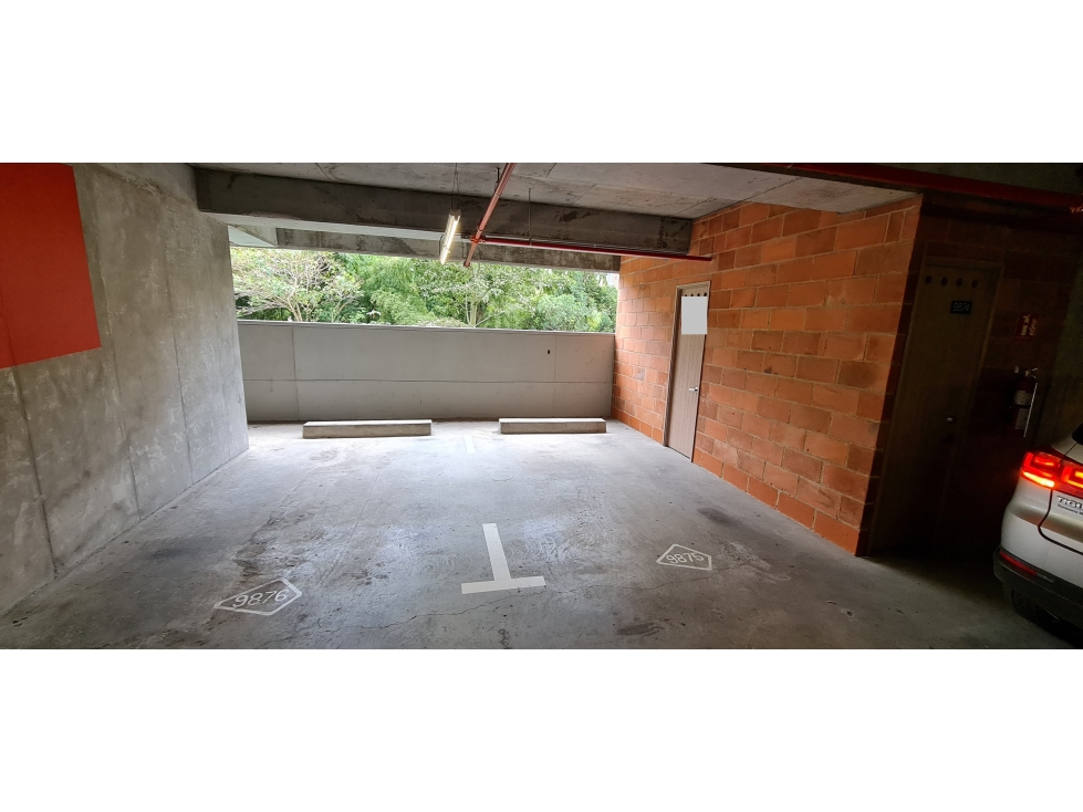 Parqueadero con cuarto útil en venta en Envigado - 1