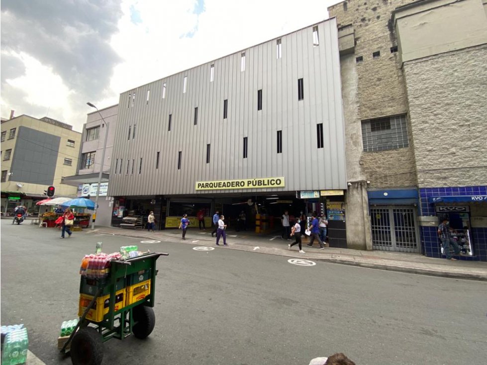 Edificio de parqueaderos con excelente ubicación — foto 4