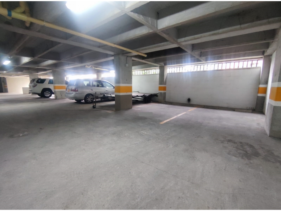 Parqueadero en edificio en venta en El Poblado - 6