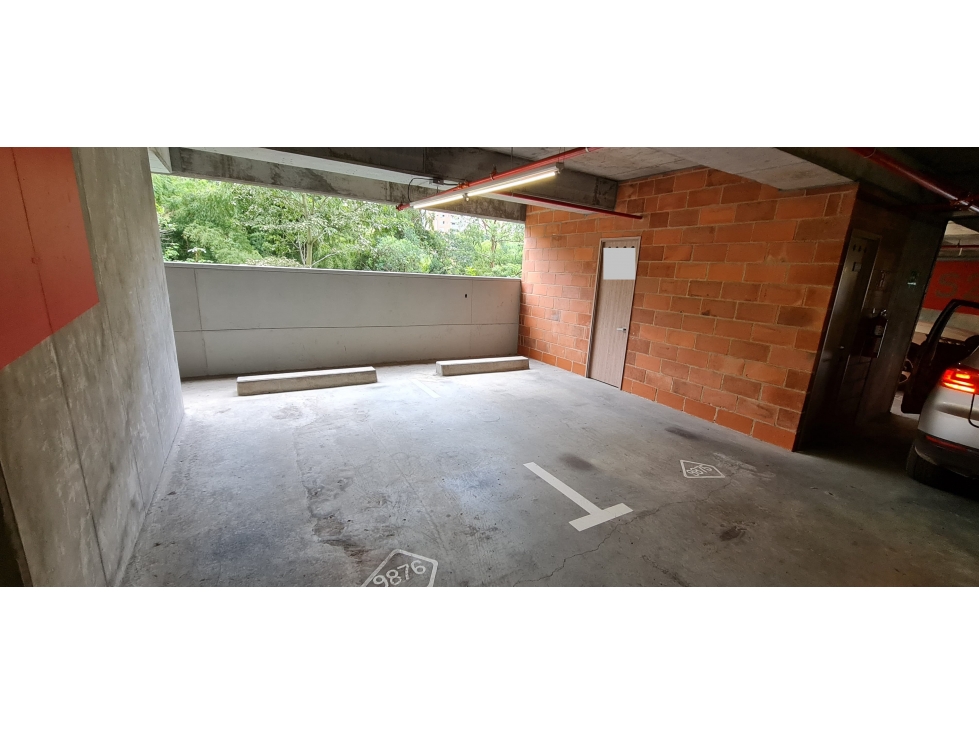 Parqueadero con cuarto útil en venta en Envigado - 2