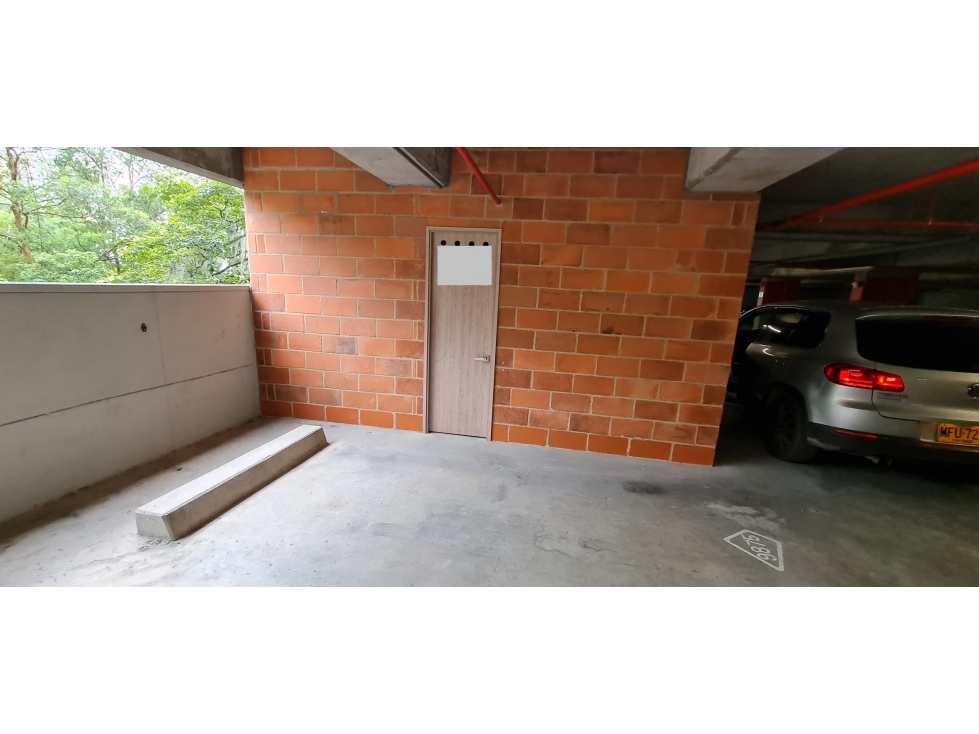 Parqueadero con cuarto útil en venta en Envigado - 4