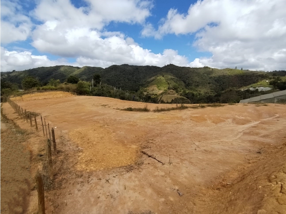 Lote en Venta con Vista Campestre y Banqueo, en San Vicente