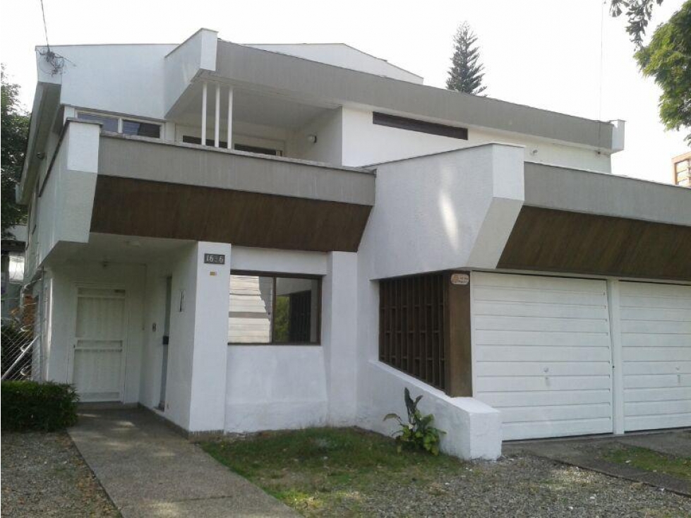Casa comercial en venta cerca a estación Aguacatala Medellín