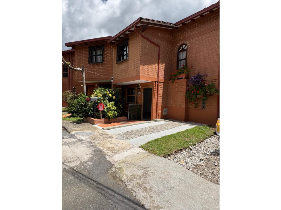 Casa en venta, en unidad cerrada, El Retiro