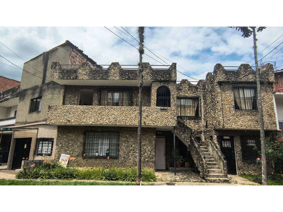 Casa en Arriendo Belén Medellín 5 Alcobas, Estudio y Terraza