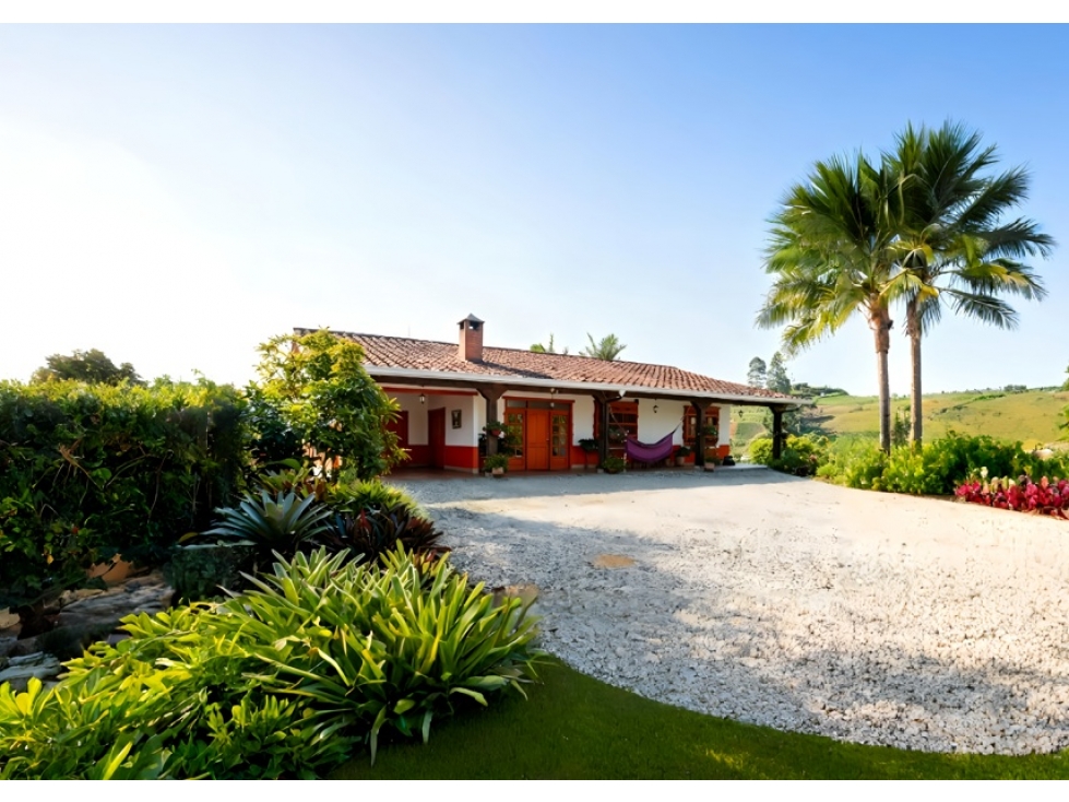 Casa Campestre en Marinilla: Lujo, Vista 360° y 13.000m² de Privacidad