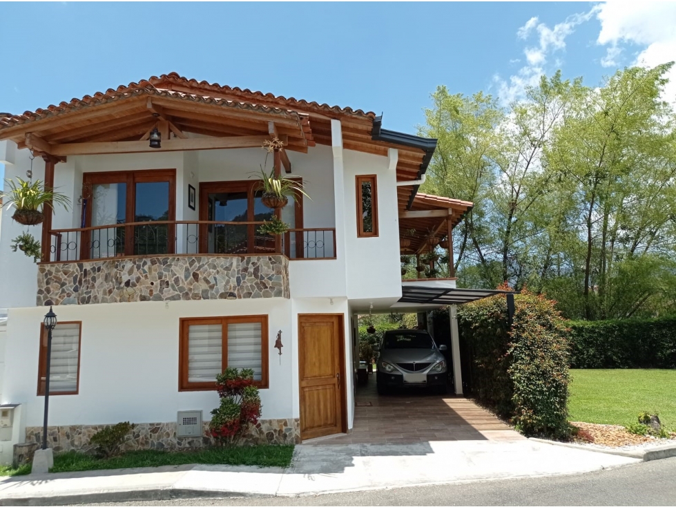 Hermosa Casa en Venta en Unidad Cerrada en La Ceja, Sector Payuco