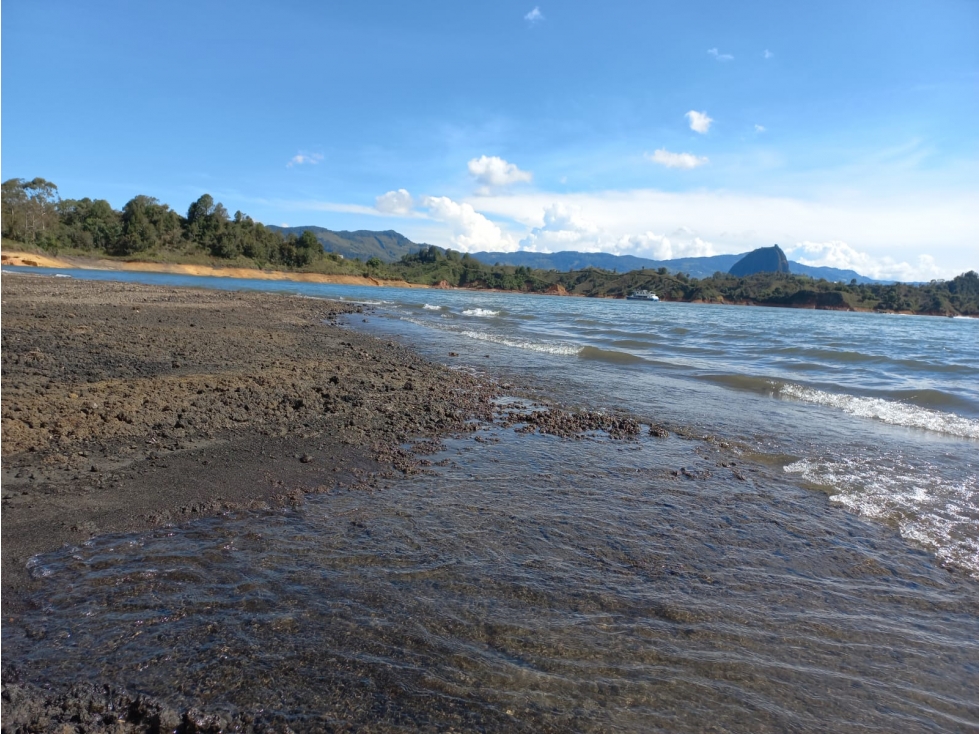 Lote Turístico con Inmensa Playa en Guatapé