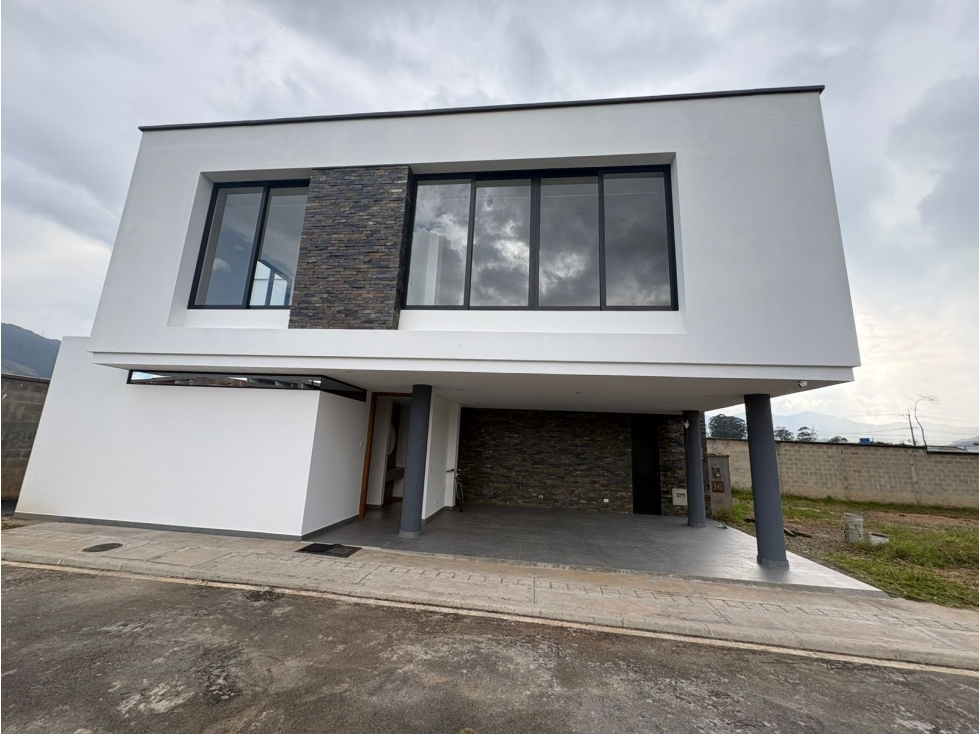 Casa en venta en unidad cerrada en La Ceja - Un Refugio de 350 m²