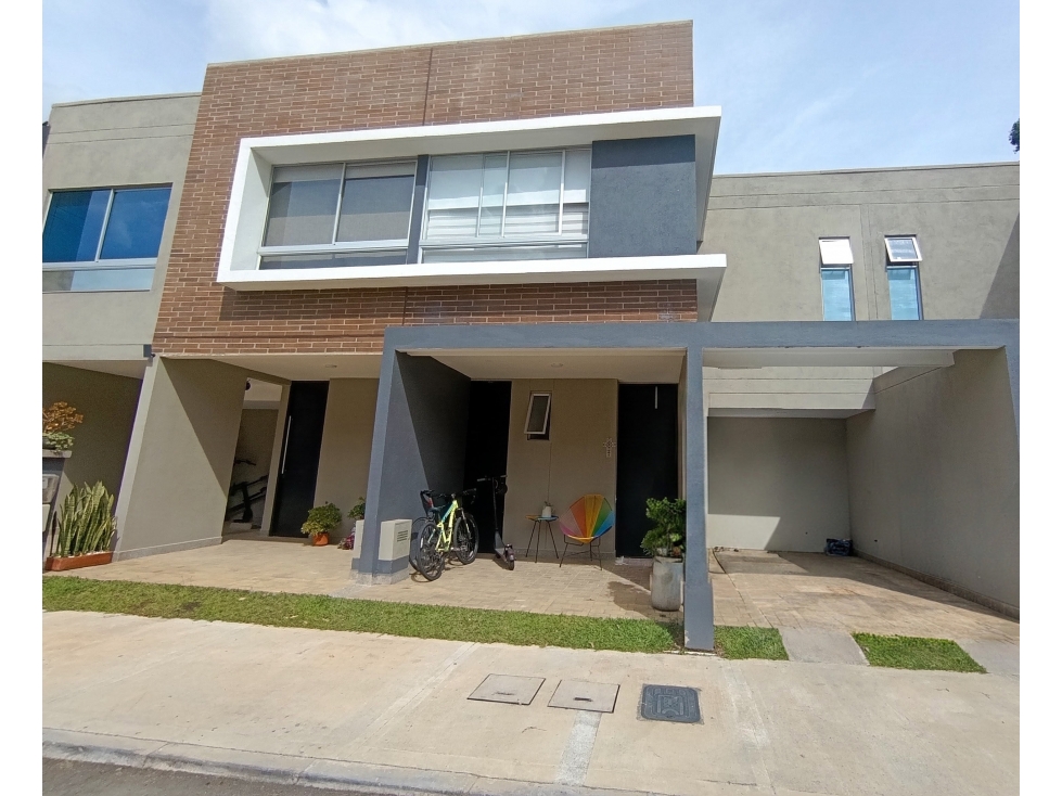 Venta de casa en exclusiva unidad cerrada en La Ceja