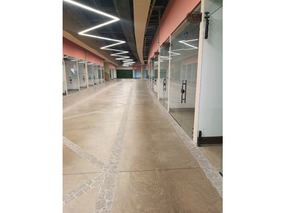 HERMOSO LOCAL PARA ARRIENDO CENTRO COMERCIAL GIRON COLONIAL - 2