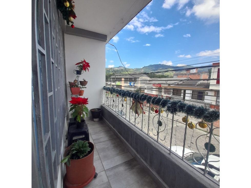 Venta Casa Tres Pisos Santa Isabel — foto 3
