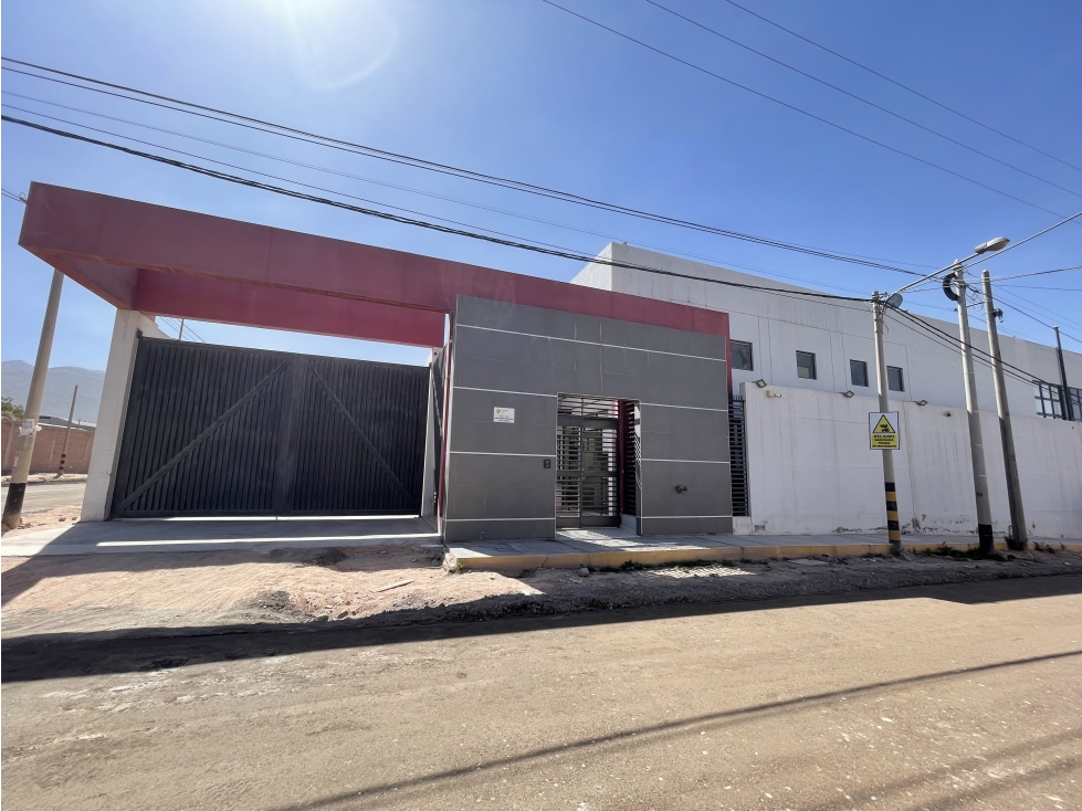VENTA DE LOCAL INDUSTRIAL EN ESQUINA EN RIO SECO - CERRO COLORADO - 1