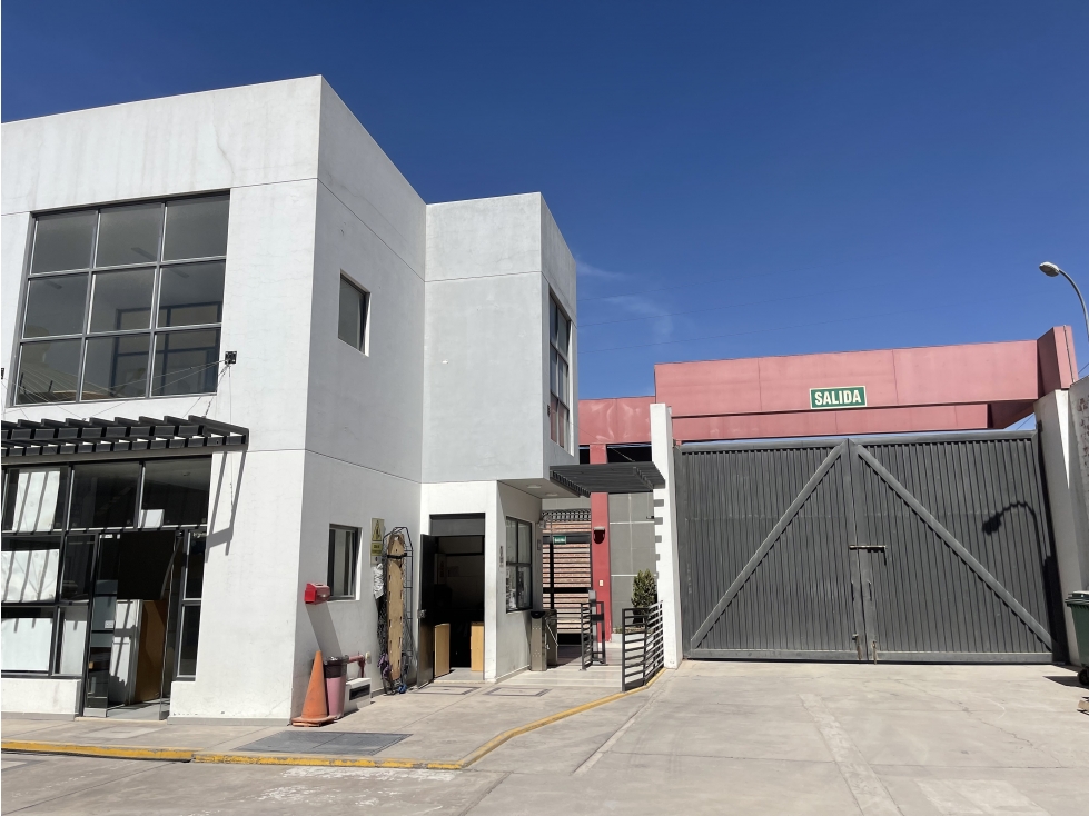 VENTA DE LOCAL INDUSTRIAL EN ESQUINA EN RIO SECO - CERRO COLORADO - 4
