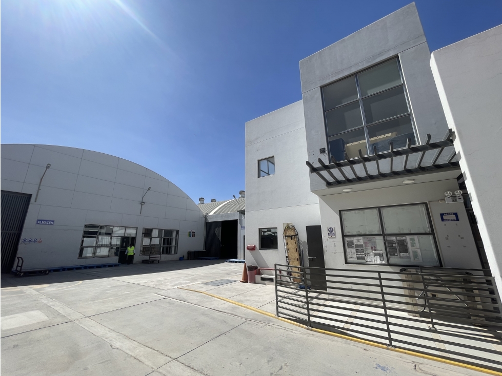 VENTA DE LOCAL INDUSTRIAL EN ESQUINA EN RIO SECO - CERRO COLORADO - 5