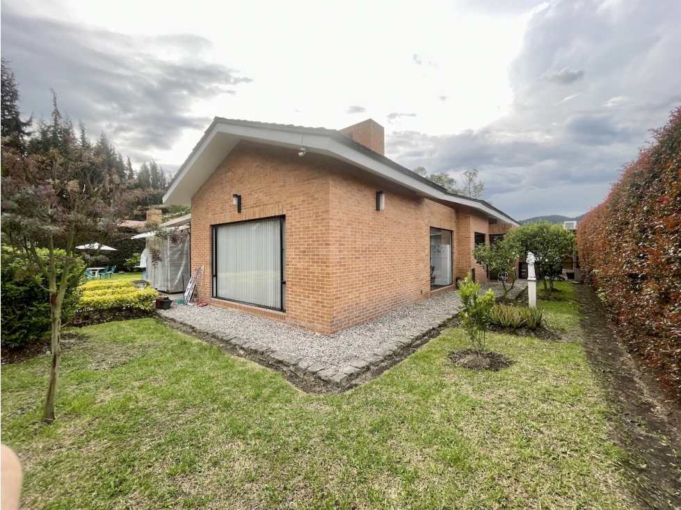 Venta casa con habitaciones en el primer piso en Cajica