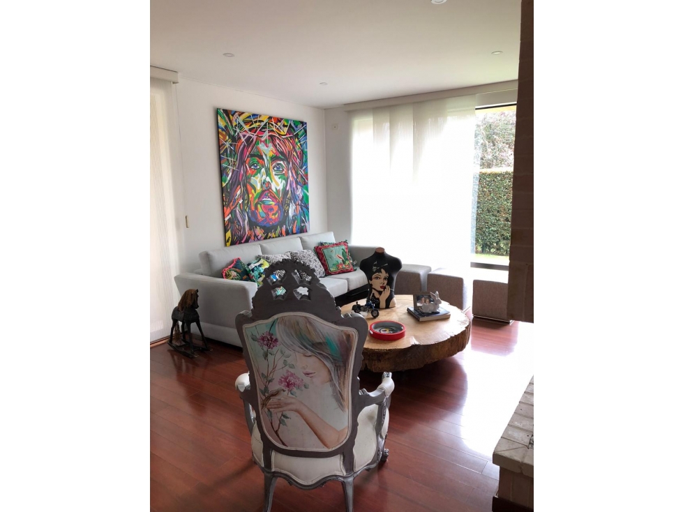 Se vende amplia casa con 4 habitaciones en chia