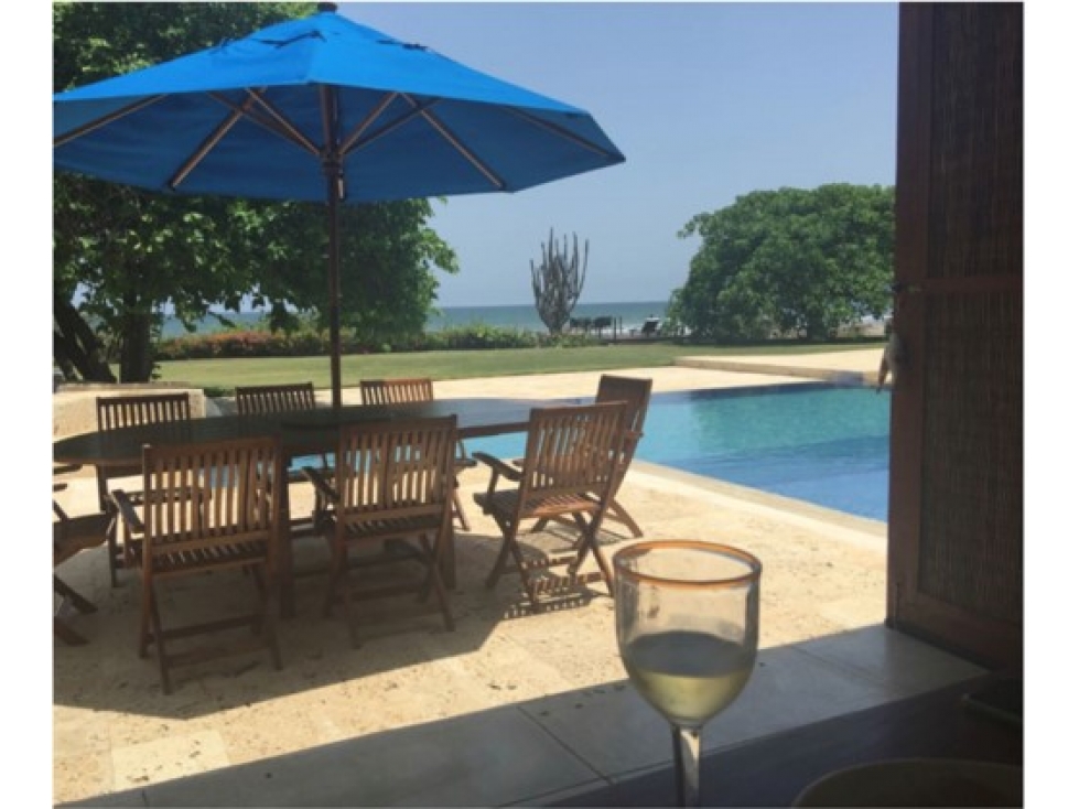 Casa en venta con 50 metros de playa y piscina en Cartagena