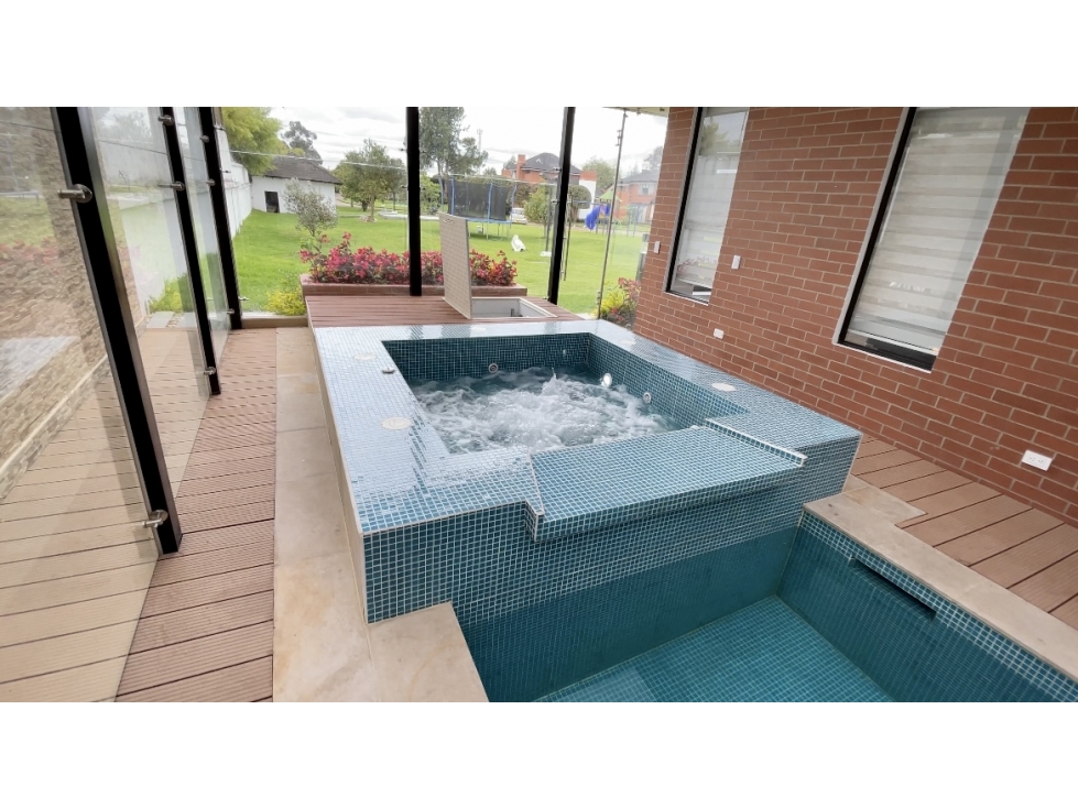 Moderna casa con piscina en Guaymaral