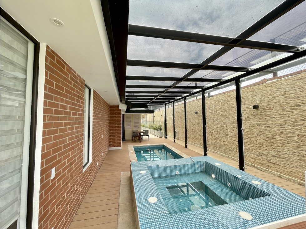 Moderna casa con piscina en Guaymaral