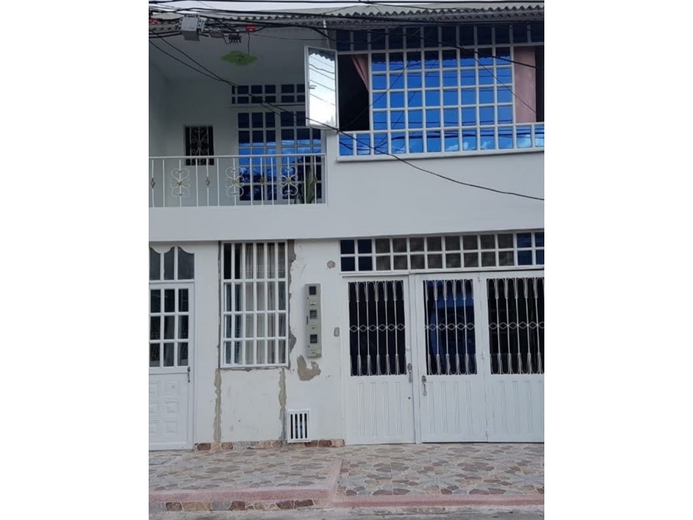VENTA DE CASA DE DOS PISOS EN VILLAVICENCIO REMODELADA