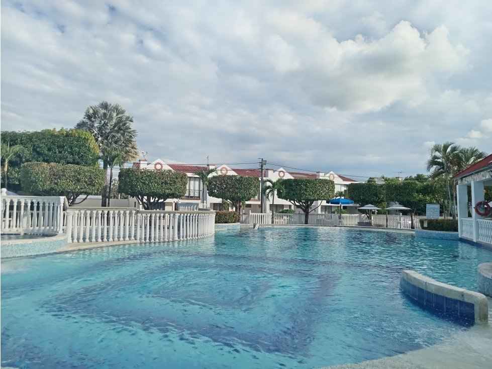 Casa de 2 Pisos con Jacuzzi en Condominio Flandes