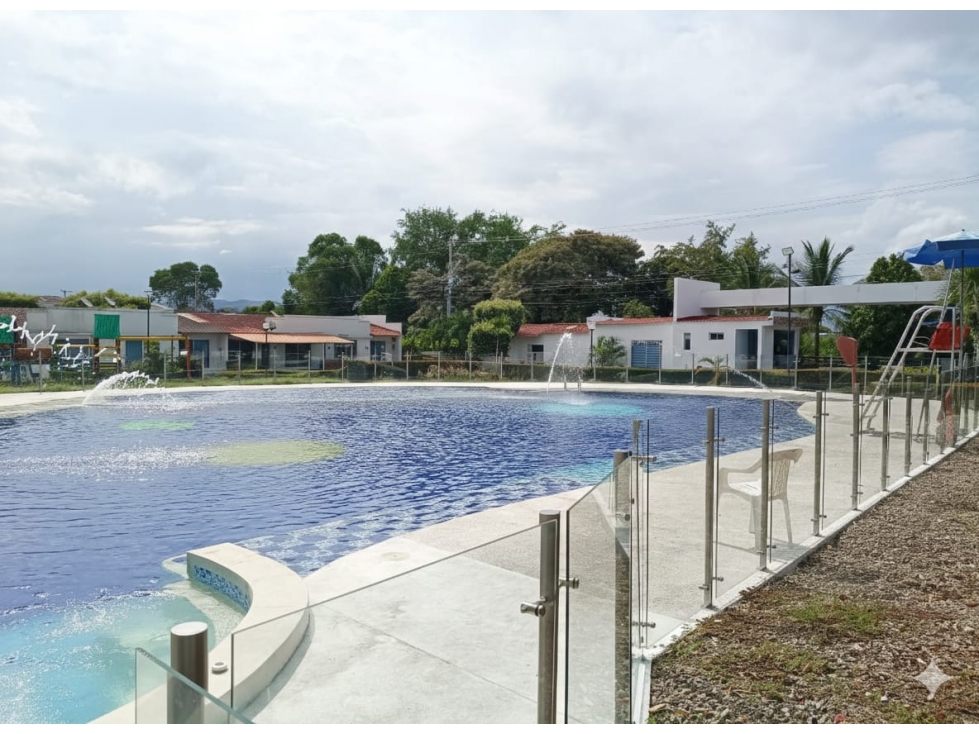Casa de 2 Pisos con 4 Habitaciones en Condominio, Flandes Tolima