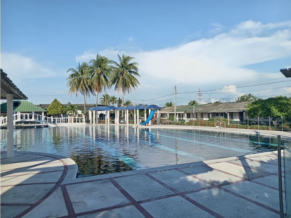 Disfruta una hermosa piscina en condominio cerrado de Flandes