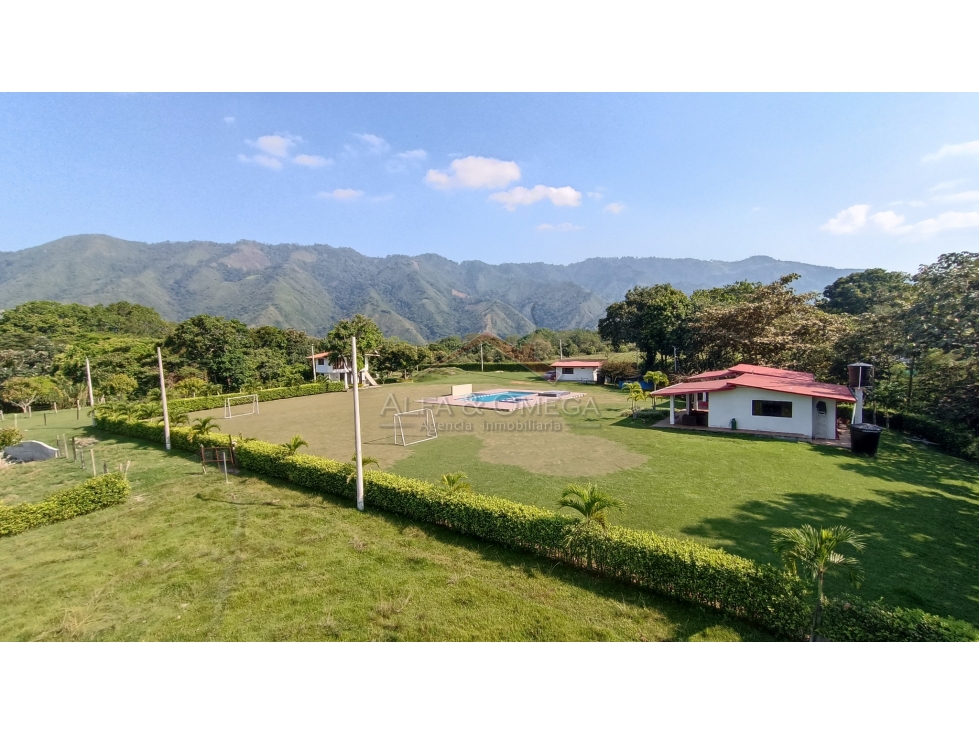 Venta de finca turística con cabañas y piscina Ibagué - 1