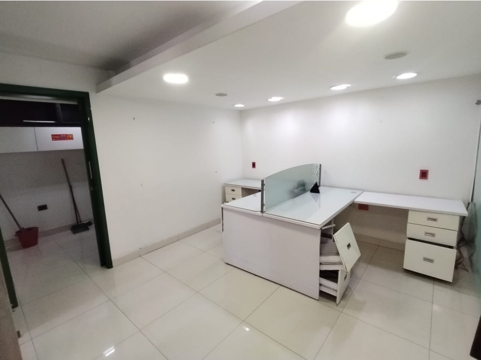 OFICINA EN VENTA EN PALMIRA FRENTE AL PARQUE BOLÍVAR 2DO PISO 204 - 3
