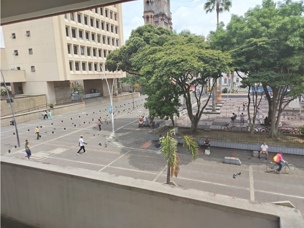 OFICINA EN VENTA EN PALMIRA FRENTE AL PARQUE BOLÍVAR 2DO PISO 204 - 2