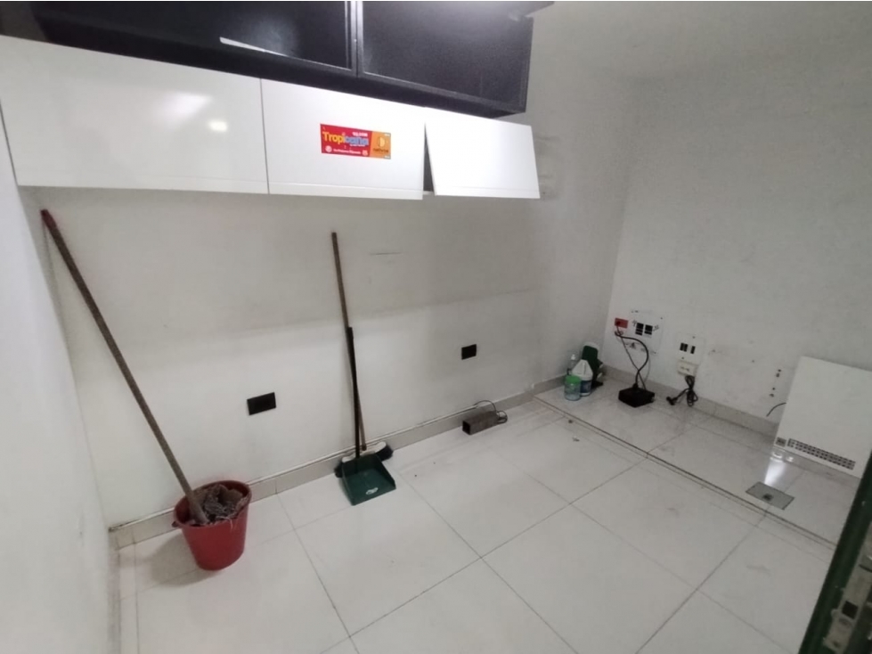 OFICINA EN VENTA EN PALMIRA FRENTE AL PARQUE BOLÍVAR 2DO PISO 204 - 4