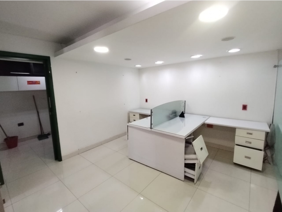 OFICINA EN VENTA EN PALMIRA FRENTE AL PARQUE BOLÍVAR 2DO PISO 204 - 6