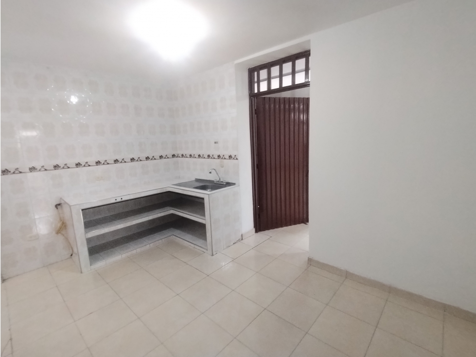 SE ALQUILA LOCAL COMERCIAL ESQUINERO CON VIVIENDA — foto 2