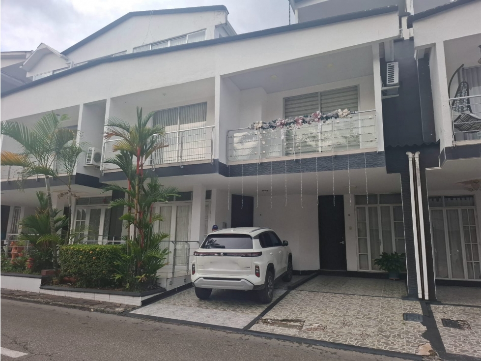 CASA EN VENTA VILLAVICENCIO EN CONJUNTO GARAJE 4 HAB