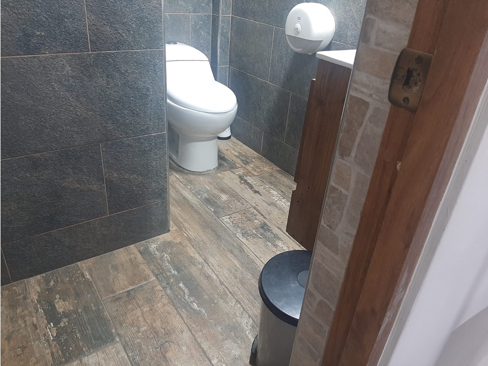 VENTA CASA COMERCIAL CALLE 159. CON LOCAL, OFICINAS Y APARTAMENTO — foto 3