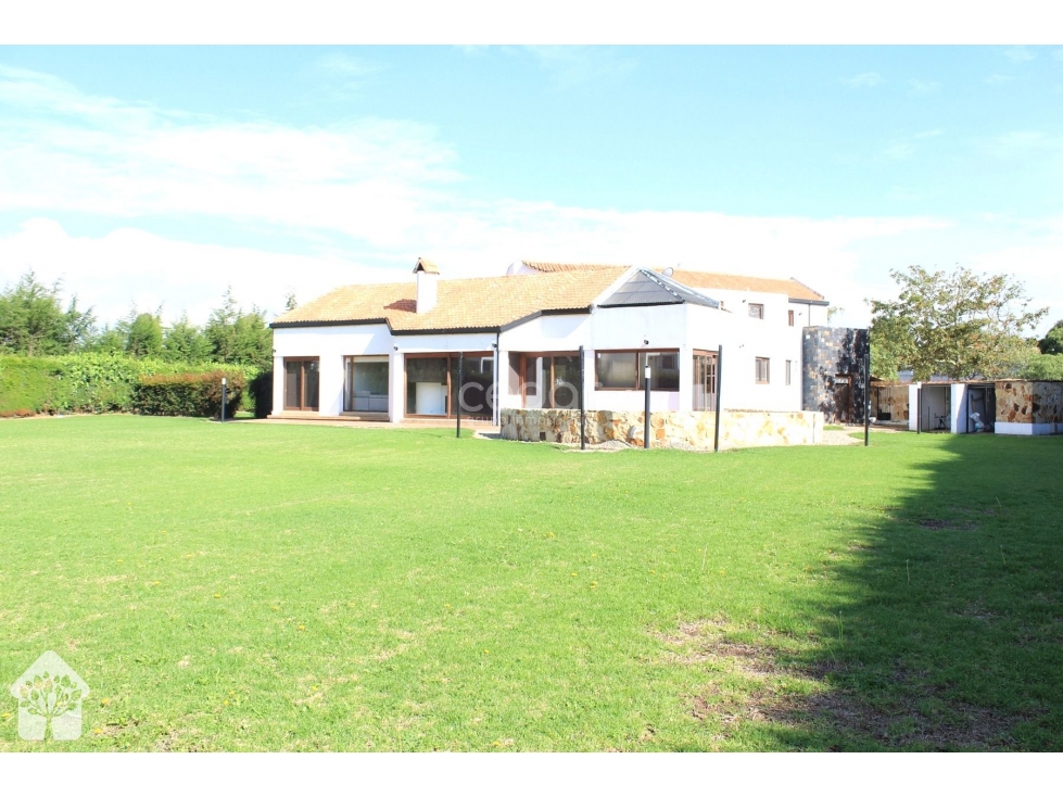 Se vende casa de lujo 450 m2 terreno 3500 m2 Serrezuela - 1