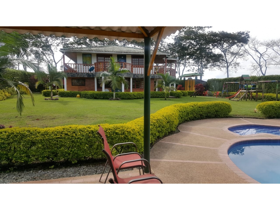Se vende chalet vía Pueblo Tapao.