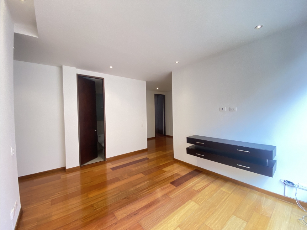 OPORTUNIDAD. CALLEJA, APARTAMENTO COMPLETAMENTE REMODELADO
