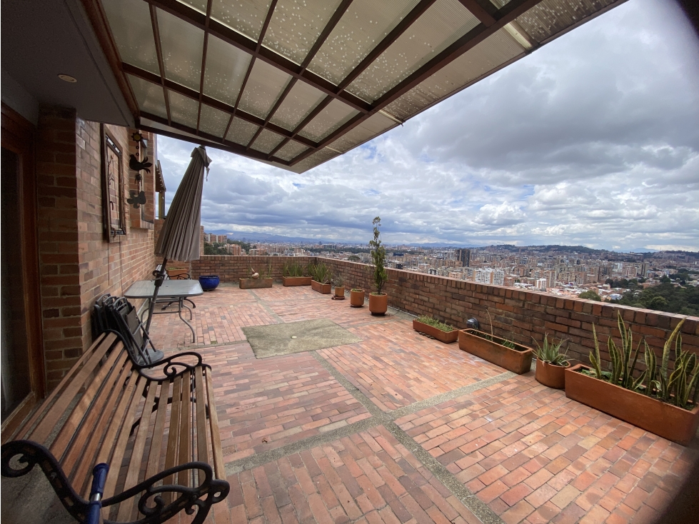 CASA CON DOS TERRAZAS Y MAGNÍFICA VISTA. NEGOCIABLE