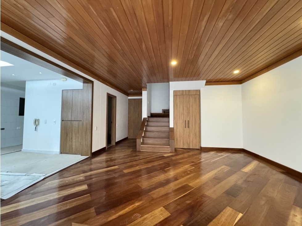 CASA AMPLIA, REMODELADA