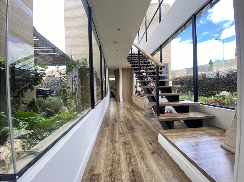 CASA MODERNA, AMPLIA, CON JARDIN.SE VENDE RENTANDO