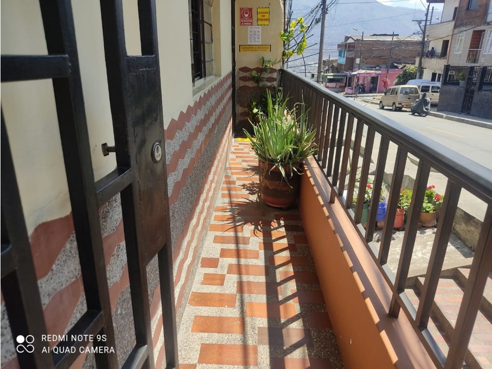 VENTA LOCAL CON APARTAESTUDIO CASTILLA GANGA!!